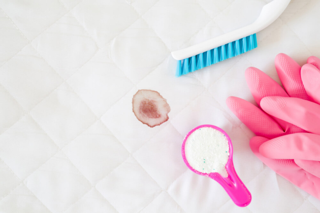 Ako odstrániť krv z matraca: Overené tipy a pokyny